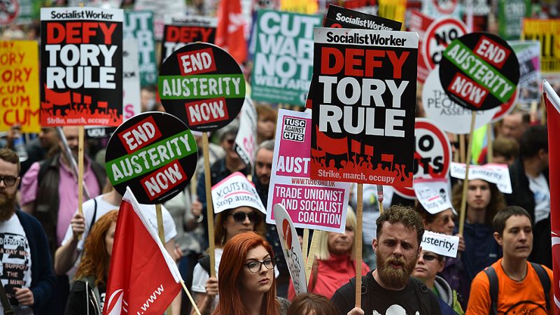 Decenas de miles de personas protestan en la calle contra la política de austeridad de Cameron