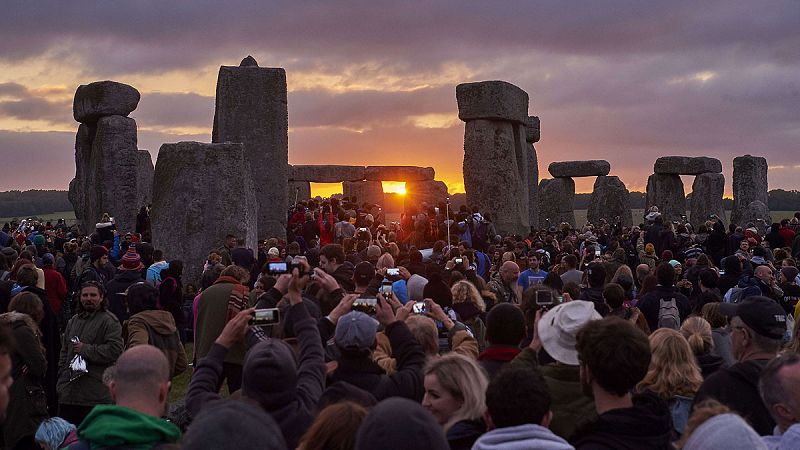 Más de 20.000 personas presencian el solsticio de verano en Stonehenge