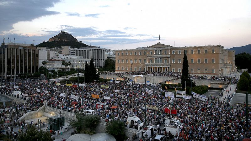 Miles de griegos se manifiestan en apoyo del Gobierno en vísperas de la cumbre europea decisiva