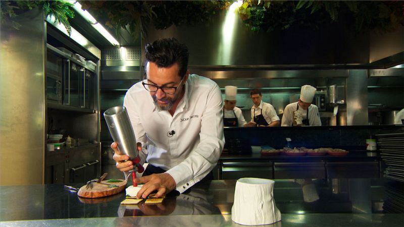 Corte helado de tomate, por Quique Dacosta