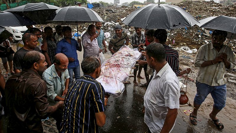 Mueren más de cien personas intoxicadas por alcohol adulterado en la India