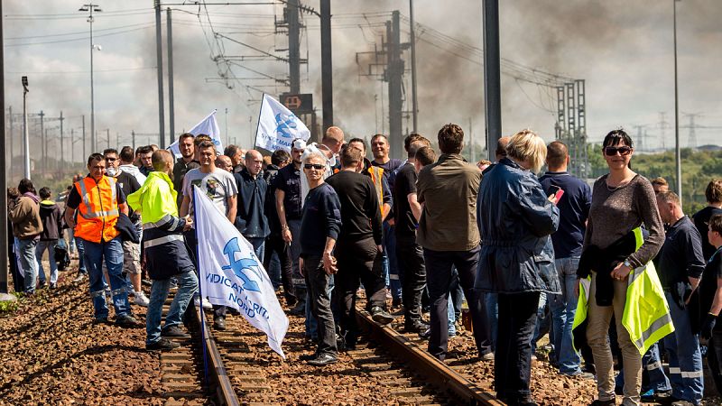 Una protesta laboral obliga a cerrar varias horas el Eurotunnel y bloquea el puerto de Calais