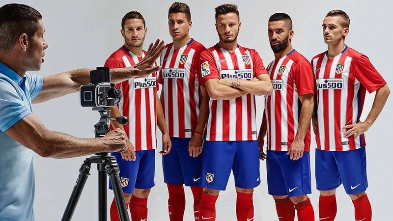 El Atlético desvela su nueva camiseta con un "guiño al Doblete"