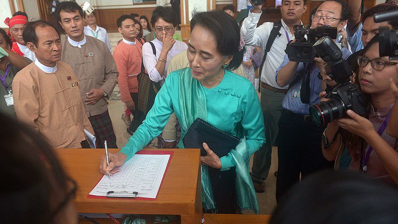 El Parlamento birmano impide a la opositora Aung San Suu Kyi presentarse a la presidencia