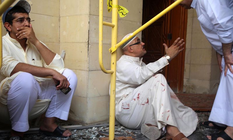 Al menos 25 muertos y más de 200 heridos al inmolarse un terrorista en una mezquita llena en Kuwait