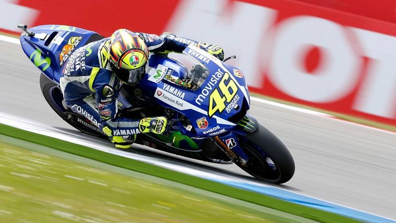 Rossi gana en un controvertido final a Márquez