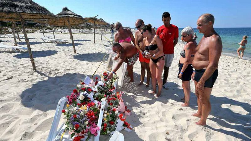 Los operadores evacúan a miles de turistas extranjeros tras el atentado en Túnez