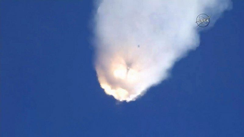 El cohete espacial Falcon 9 estalla poco después de su lanzamiento