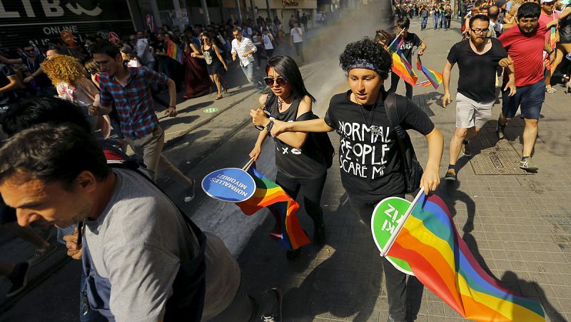 La Policía turca dispersa por la fuerza una marcha del orgullo gay