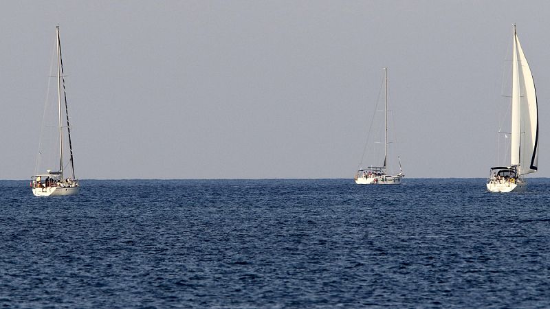 Israel intercepta la flotilla humanitaria que se dirigía a Gaza y aborda uno de sus barcos