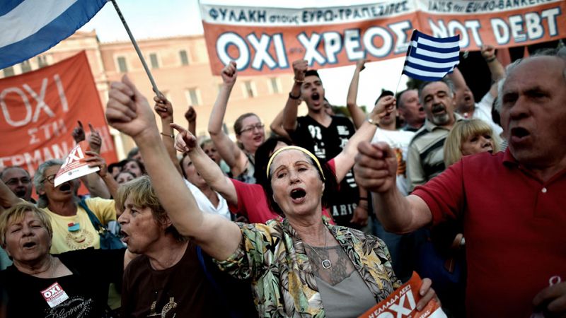 Los griegos viven su primer día de 'corralito' con preocupación y una manifestación de apoyo al Gobierno