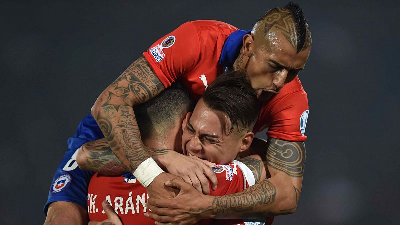 Chile elimina a Perú con un doblete de Vargas y se clasifica para la final