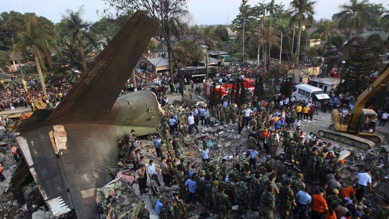 Las autoridades indonesias temen más de cien muertes tras estrellarse un avión en un barrio de Sumatra