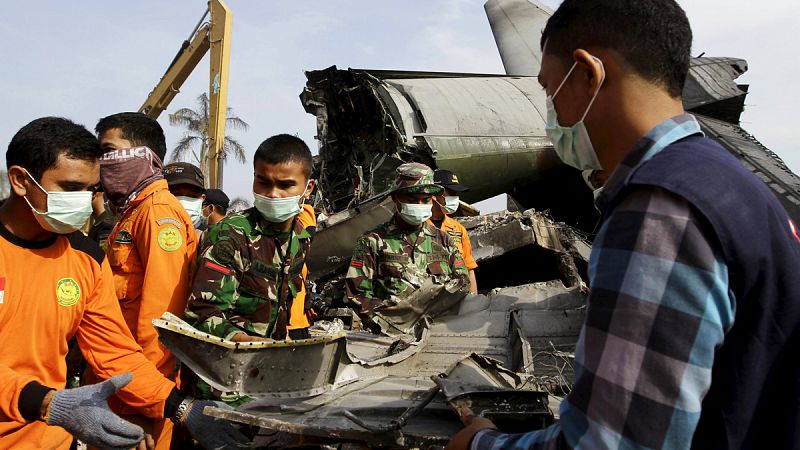 Indonesia eleva a 141 la cifra de muertos en el accidente de avión militar en Sumatra