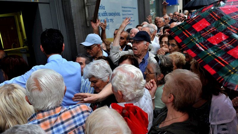 Miles de jubilados acuden a los bancos de Grecia para cobrar parte de sus pensiones