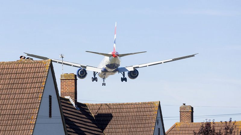 La Comisión de aeropuertos recomienda al Gobierno británico construir otra pista en Heathrow