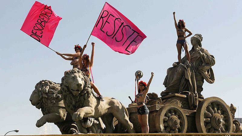 Cuatro activistas de Femen se suben a La Cibeles en protesta por la "ley mordaza"