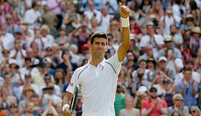 Djokovic aparta a Tomic de su camino hacia la defensa del título de Wimbledon