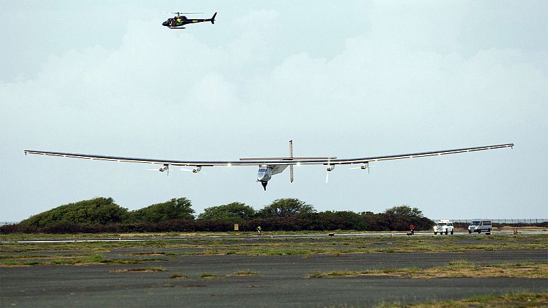El avión Solar Impulse II aterriza en Hawaii batiendo dos récords mundiales de tiempo y distancia