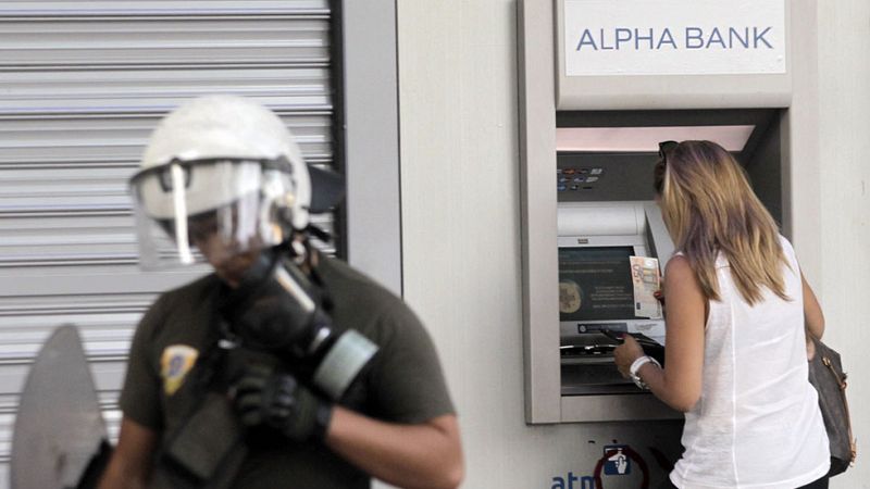 "Alta probabilidad" de que los bancos griegos abran el martes, pero con restricciones