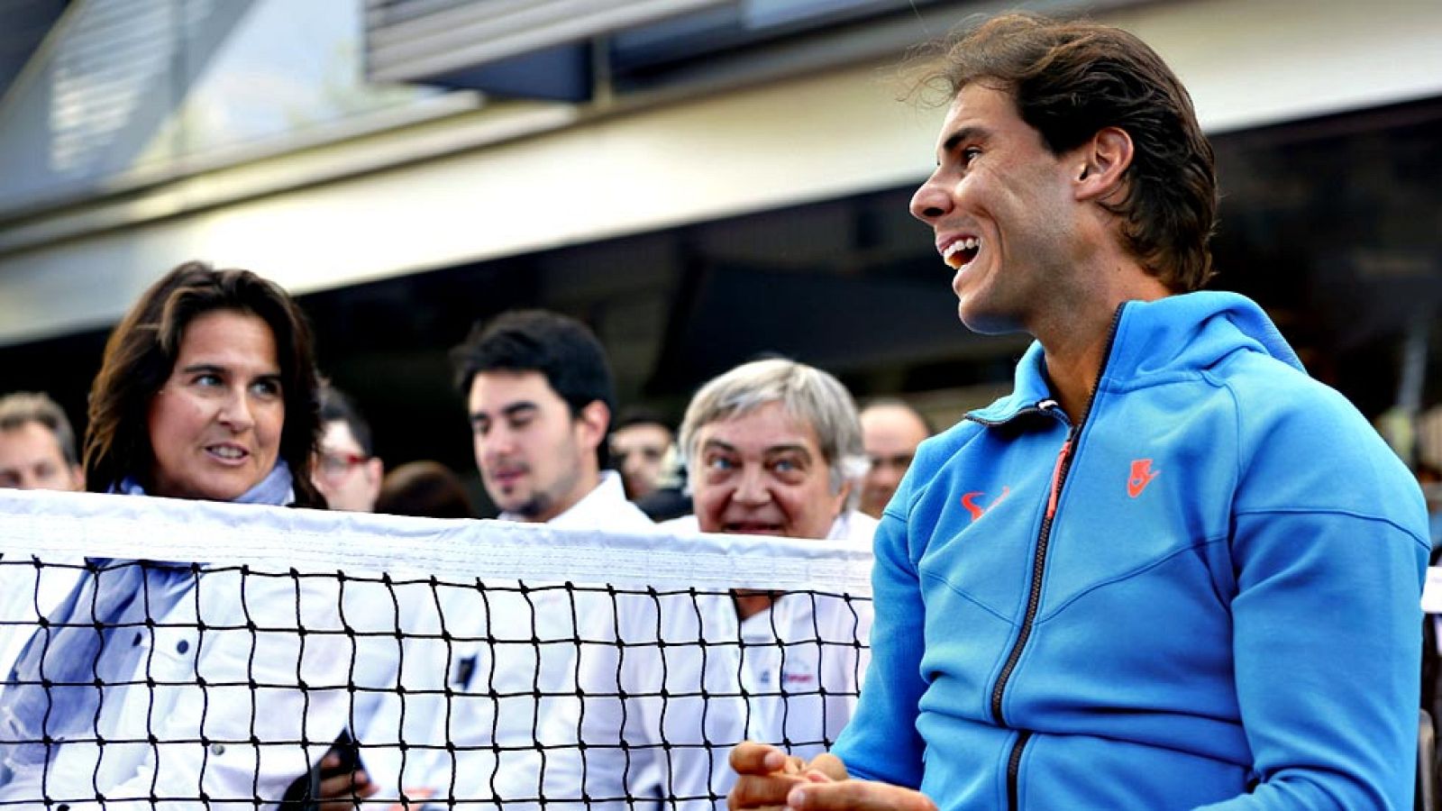 La extenista Conchita Martínez ha sido la elegida por la Real  Federación Española de Tenis (RFET) como nueva capitana de la Copa  Davis, después de la destitución el pasado viernes de Gala León, con  lo que la aragonesa se sentará en el banquillo de