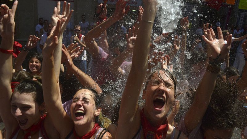 Miles de personas reciben los sanfermines 2015 con el chupinazo