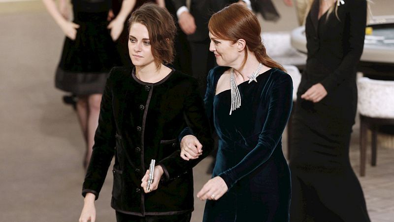 Kristen Stewart y Julianne Moore desfilan en la alta costura de Chanel