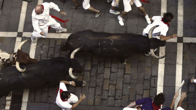 Un toro adelantado siembra el peligro en el tercer encierro de San Fermín 2015