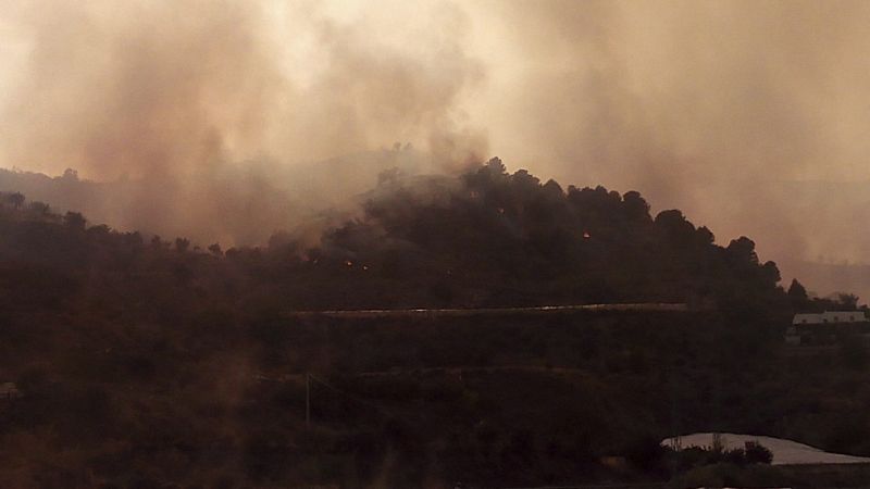 Desalojadas 400 personas por un incendio en la Sierra de Lújar, en Granada