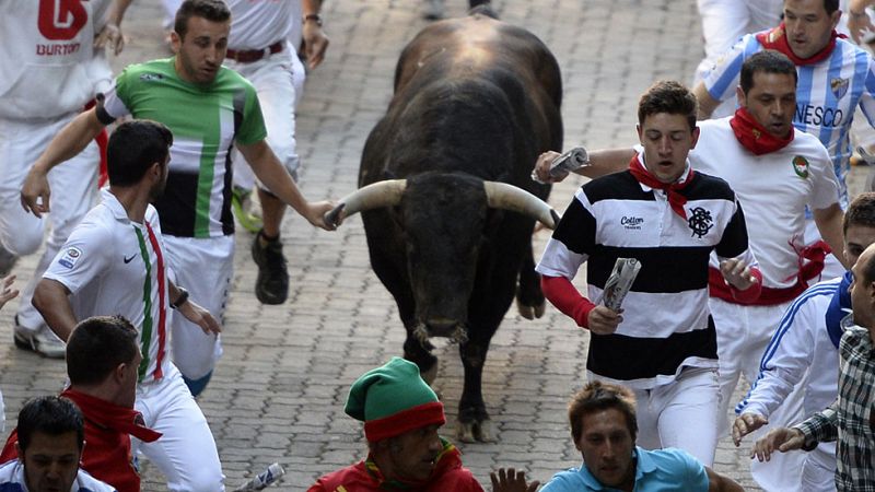 Cuarto encierro de San Fermín 2015 rápido y emocionante con una manada de Fuente Ymbro disgregada