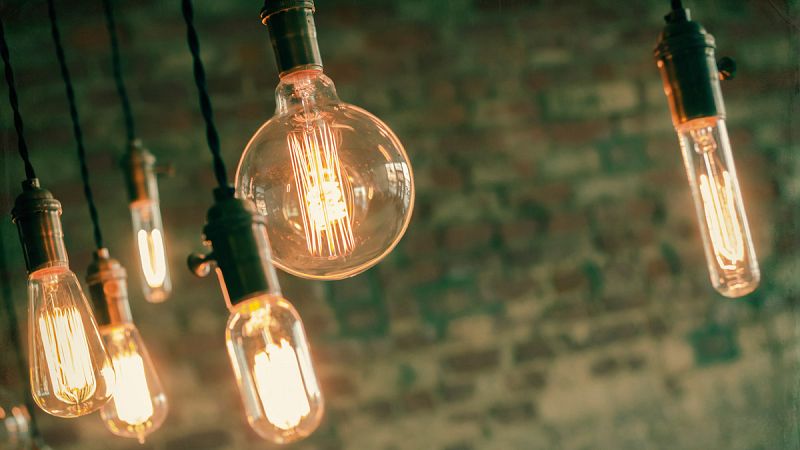 El Gobierno reduce la parte regulada del recibo de la luz, que bajará de media un 2,2%