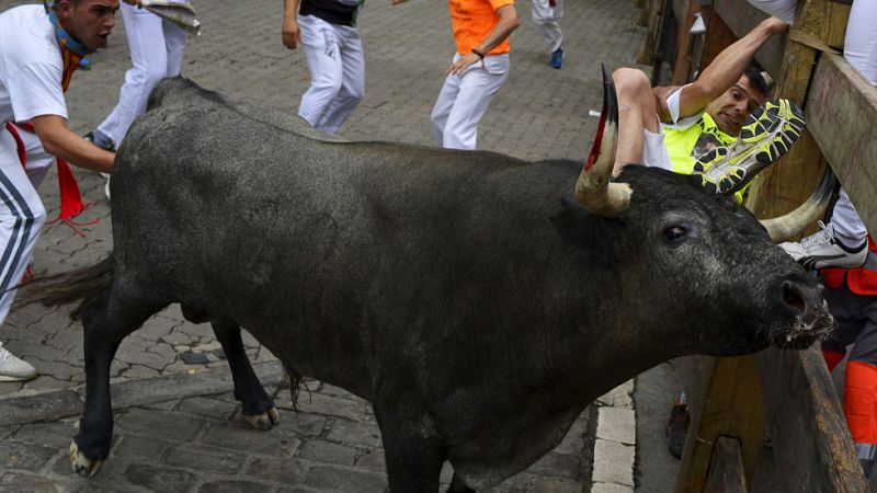 Quinto encierro de San Fermín 2015 peligroso e insólito, con un toro vuelto a los corrales