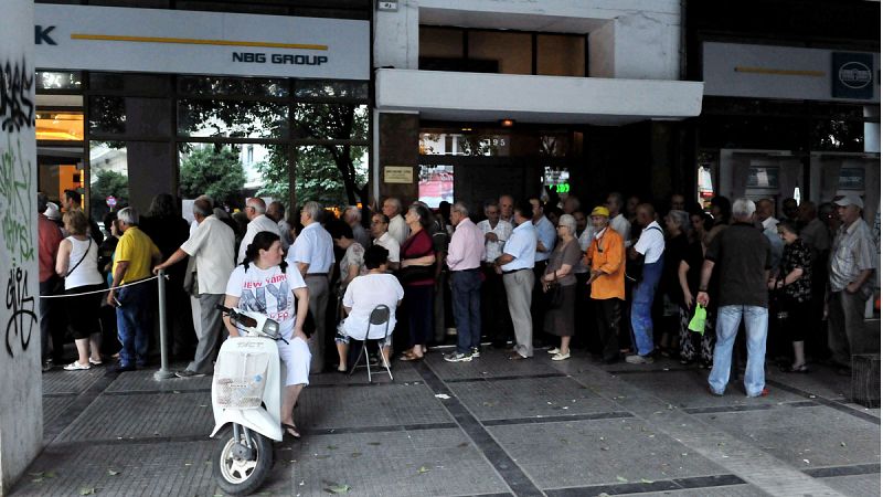 El ministro de Economía griego considera que los controles de capitales seguirán "algunos meses"