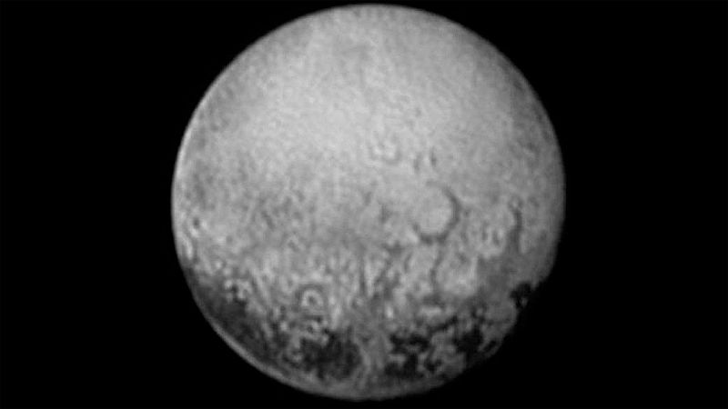 ¿Qué son esos cuatro puntos oscuros que se ven en Plutón?