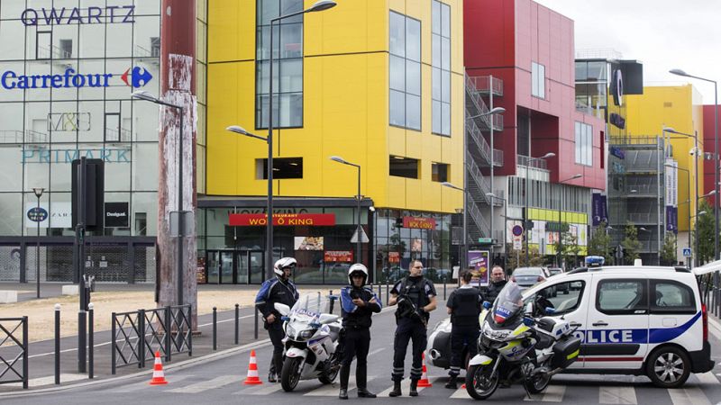 Tres hombres armados atracan una tienda de un centro comercial cerca de París