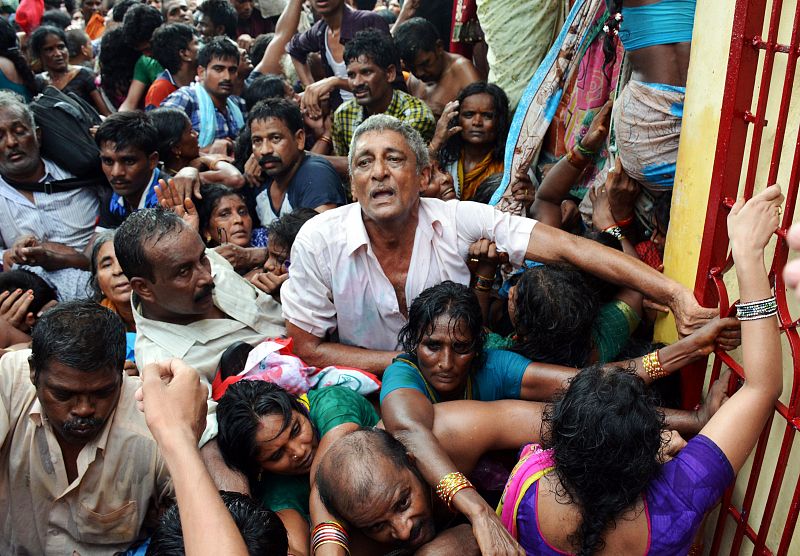 Al menos 27 personas mueren en una estampida durante un festival religioso en la India