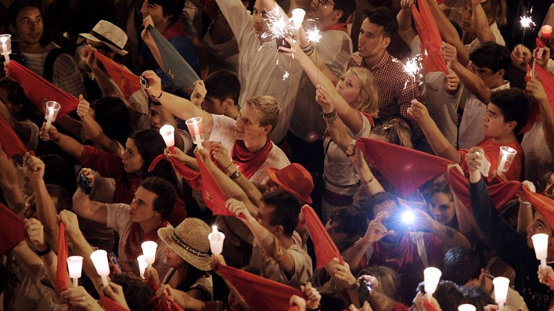 Miles de velas y pauelos rojos se despiden con el 'obre de m' de los sanfermines 2015