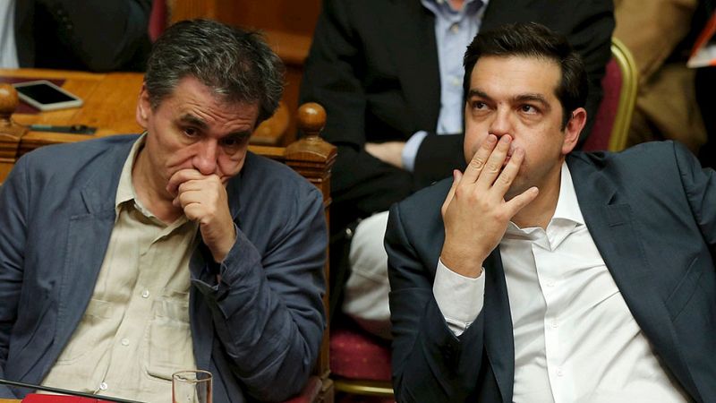 Grecia, un poco más cerca del tercer rescate tras aprobar las primeras medidas exigidas por los acreedores
