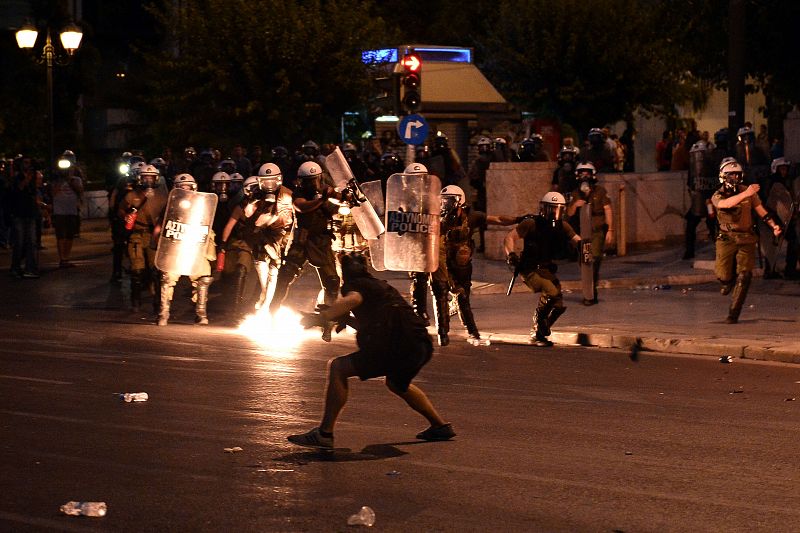 Incidentes entre la policía griega y los manifestantes en la marcha contra el acuerdo del tercer rescate