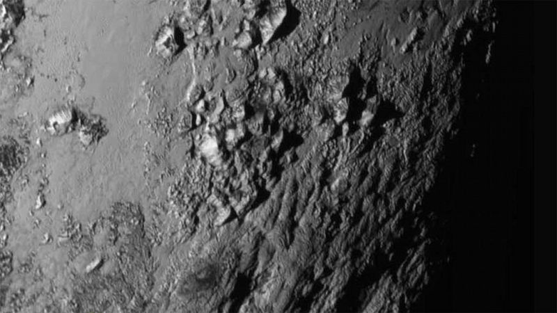 'New Horizons' descubre montañas de agua helada de 3.500 metros en Plutón