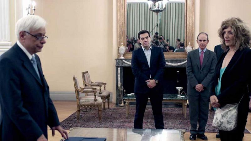 Los nuevos ministros del Gobierno griego juran el cargo tras la remodelación de Tsipras
