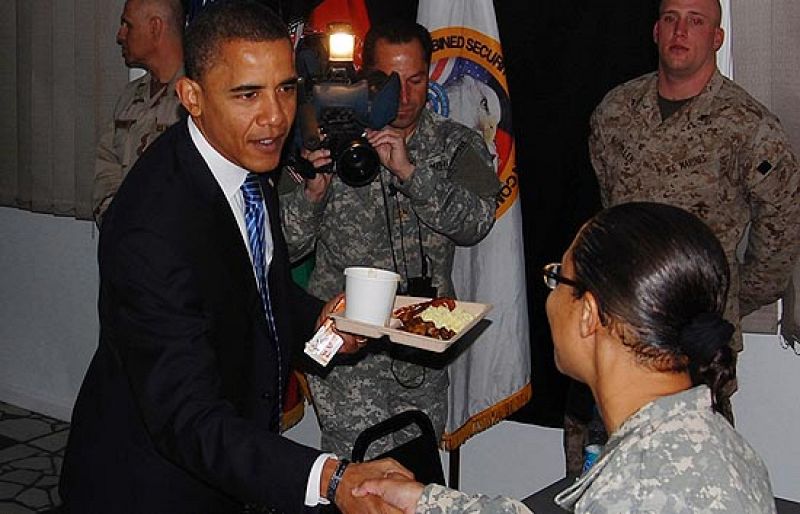 Obama se entrevista con el presidente afgano tras desayunar con los soldados estadounidenses
