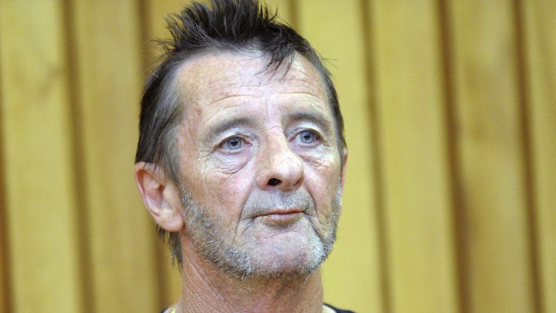 Detienen al exbatería de AC/DC tras ser condenado a arresto domiciliario