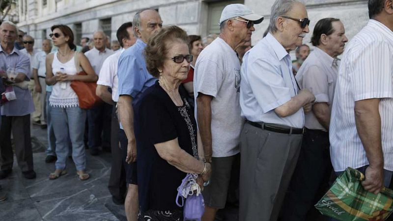 Grecia reabre los bancos tras tres semanas, pero sigue el 'corralito'
