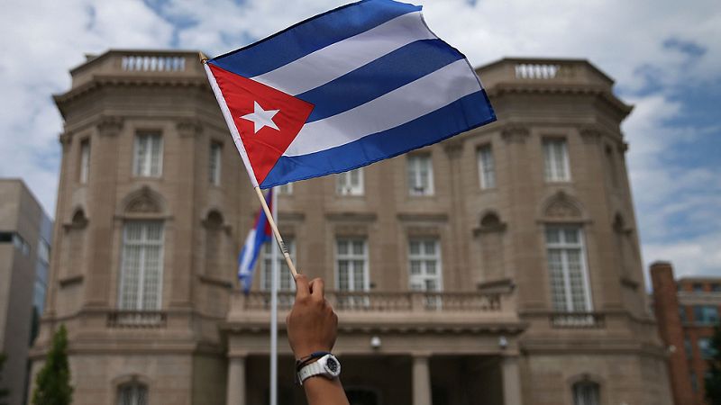 Cuba y Estados Unidos reabren sus embajadas tras medio siglo de enemistad