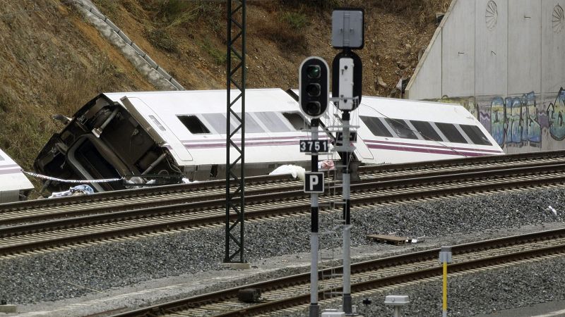 El maquinista que condujo el tren de Santiago hasta Ourense pide que declaren cuatro cargos de Adif