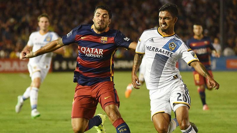 Súarez y Roberto dan la primera victoria de pretemporada al Barcelona