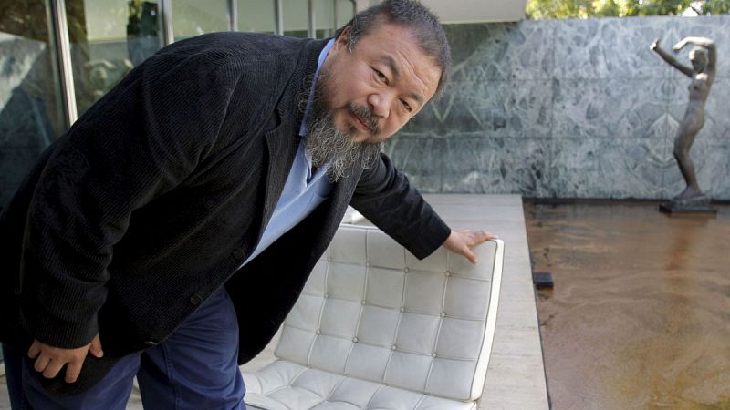 El artista Ai Weiwei recupera su pasaporte tras 4 años sin permiso para salir de China