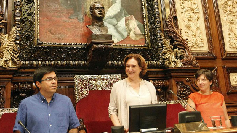 Ada Colau retira el busto de Juan Carlos I del salón de plenos en Barcelona y estudiará si coloca el de Felipe VI