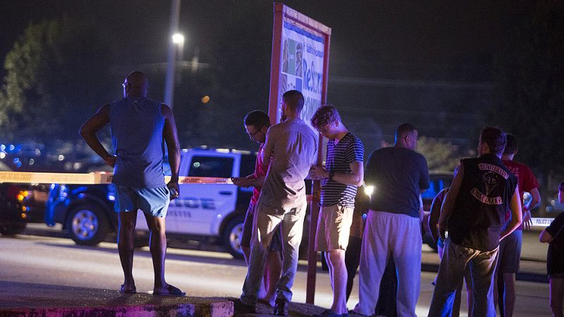 Al menos tres muertos y siete heridos en un tiroteo en un cine de EE.UU.